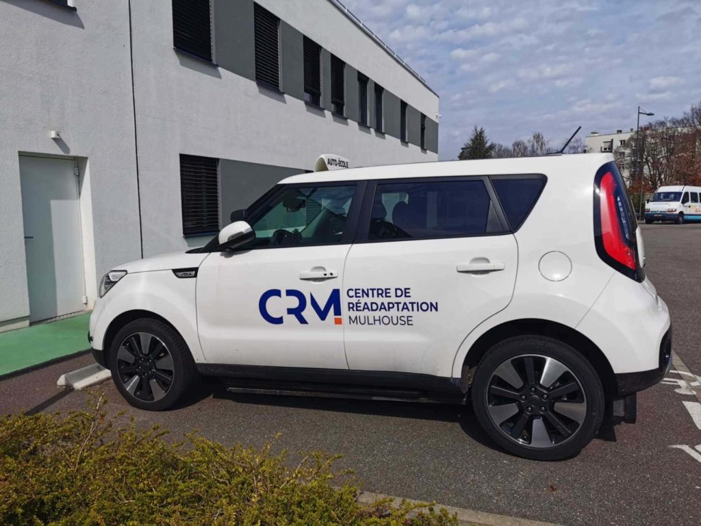 Véhicule d'auto-école adapté du CRM